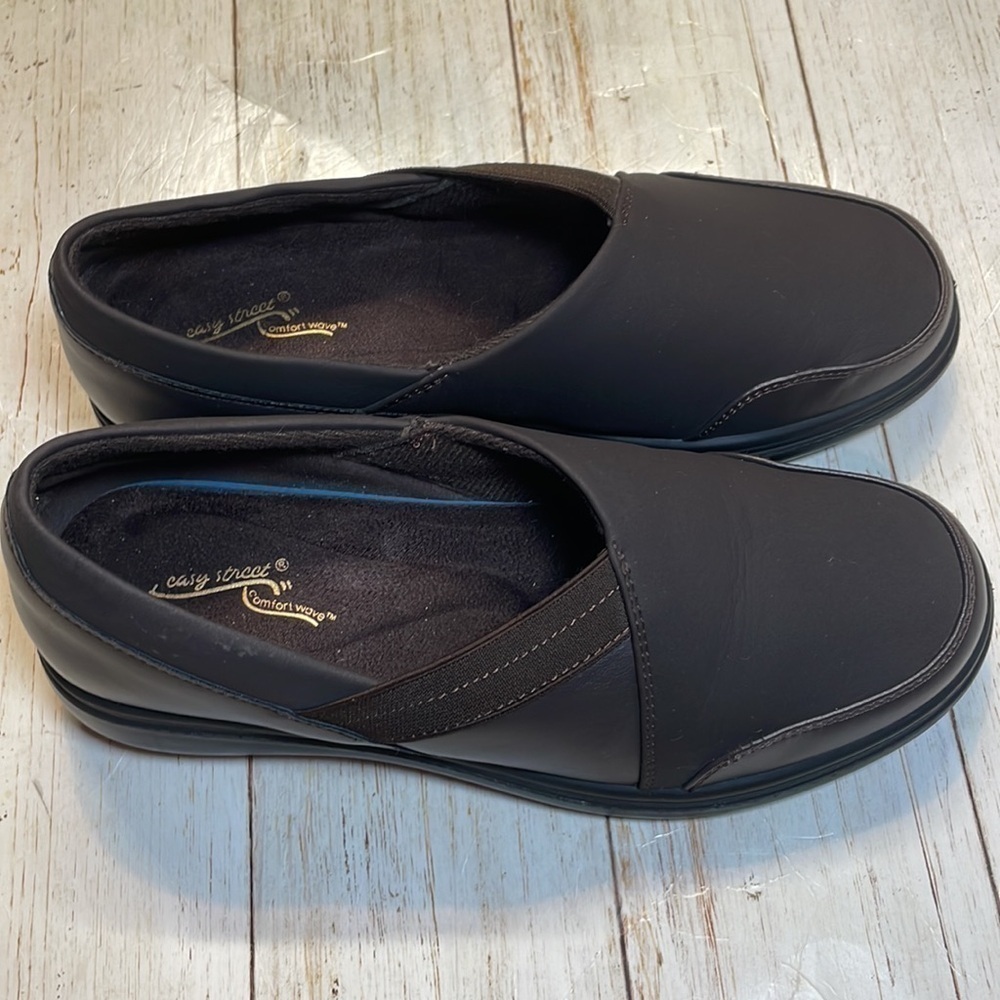 Easy Street woman’s chocolate brown comfort slip on casual shoes. Size 6.5W - Picture 2 of 7